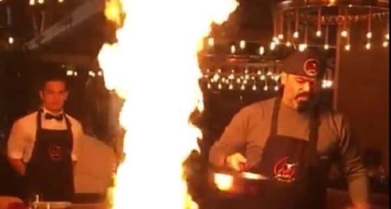 بالفيديو.. نهاية مروعة لطاهي حاول استعراض مهارته أمام الزبائن