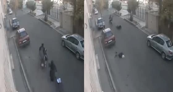 بالفيديو.. سحل سيدة لسرقتها في الشارع