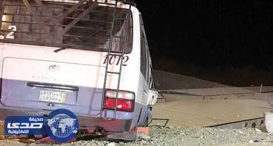 اصطدام حافلة معتمرين في حاجز خرساني بالمدينة