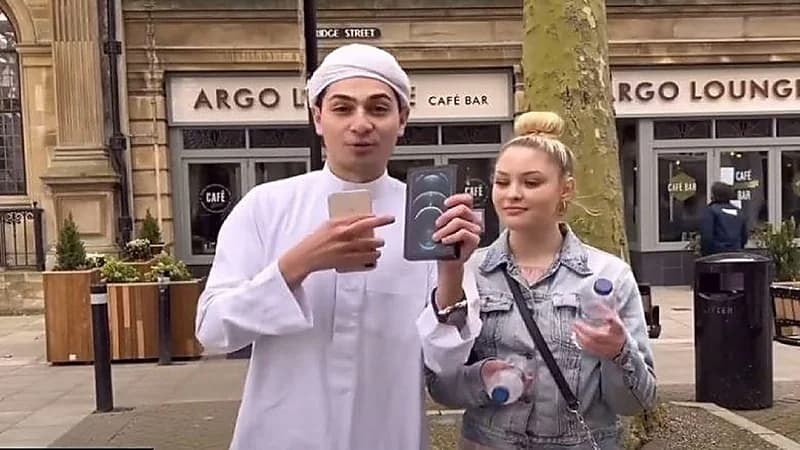 شاهد.. موقف صائم عُرض عليه جوال "آيفون" مقابل أن يفطر في نهار رمضان