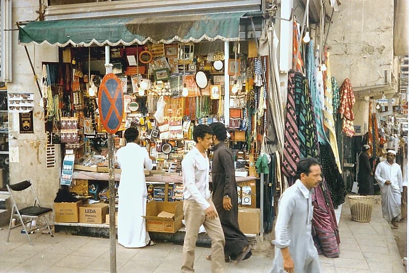 جانب من أسواق الرياض في الثمانينيات الميلادية