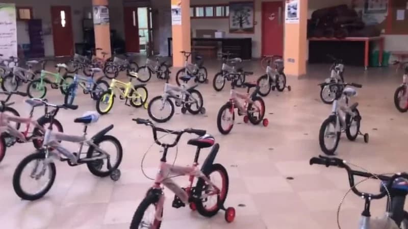 بالفيديو.. معلم يقدم درجات هوائية كهدايا لطلابه