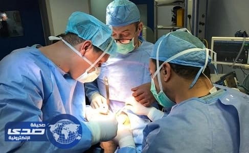 فريق طبي ينجح في زرع عين اصطناعية وترميم وجه لعشريني