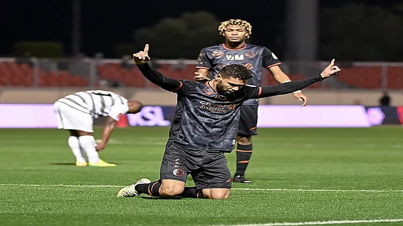 الشباب يتخطى الطائي بثنائية "جونيور"