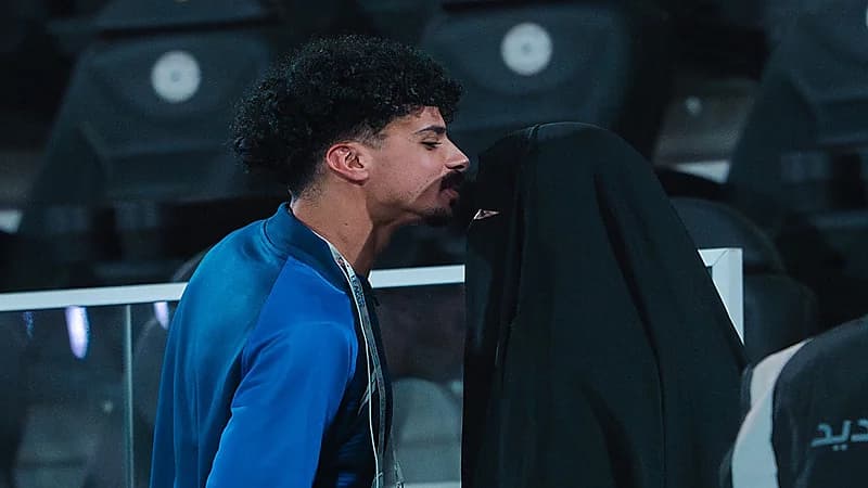 لاعب أبها يقبل رأس والدته قبل مواجهة الشباب .. صور