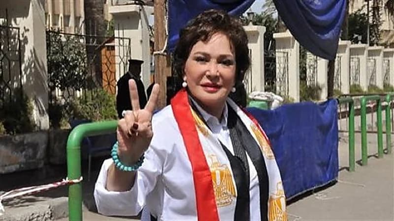 معجبة تقتحم مسرح تامر حسني وتحتضنه.. فيديو