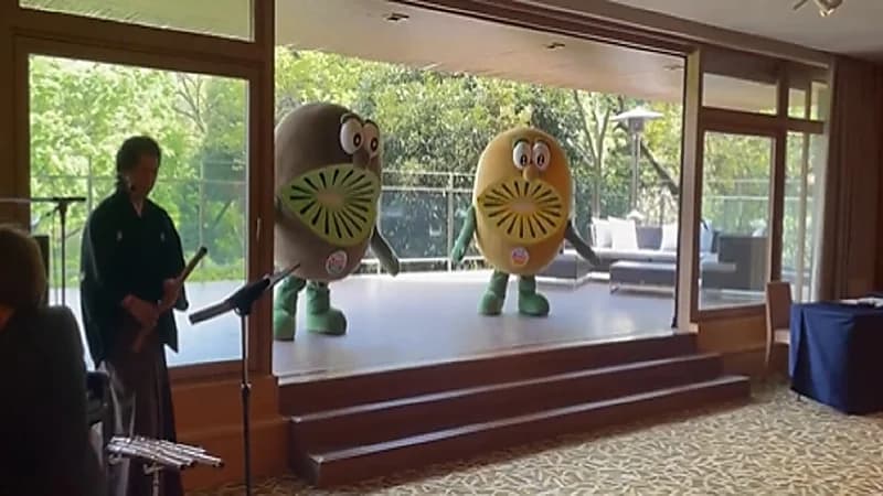 استقبال غريب لرئيسة وزراء نيوزلندا بدمى الكيوي