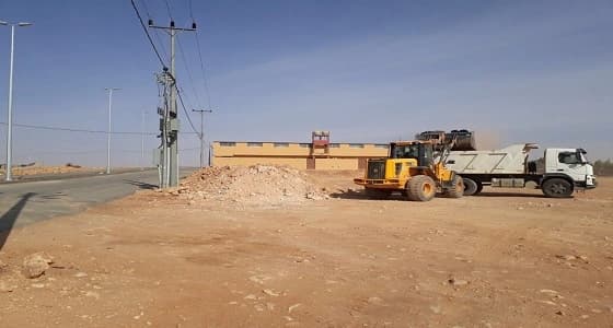 بالصور.. رفع الأنقاض داخل قرية " ابن بكر "