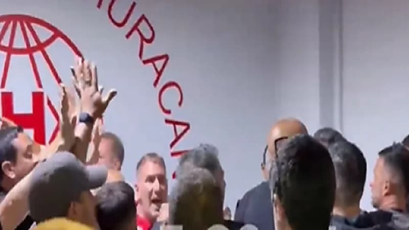 لاعبون يحاولون اقتحام غرفة الحكم بسبب ركلة جزاء .. فيديو