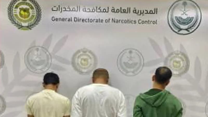 القبض على 3 أشخاص لترويجهم المخدرات بمنطقة الحدود الشمالية