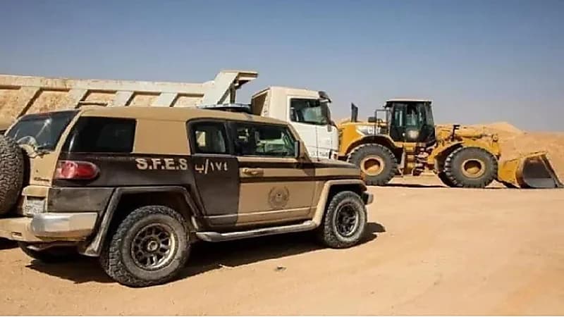 ضبط 3 مقيمين لاستغلالهم الرواسب دون ترخيص في تبوك