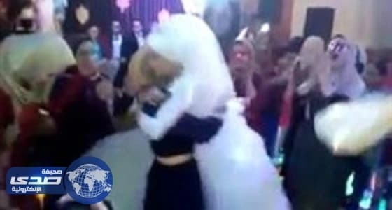 بالفيديو.. فتاة تٌشعل حفل زفاف صديقتها بطريقة مٌميزة