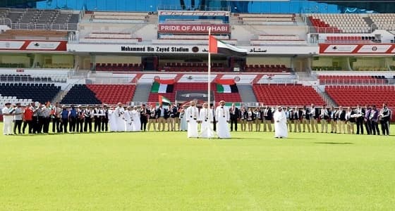 مُشجع إماراتي يقتحم ملعب الدوري بسيارته