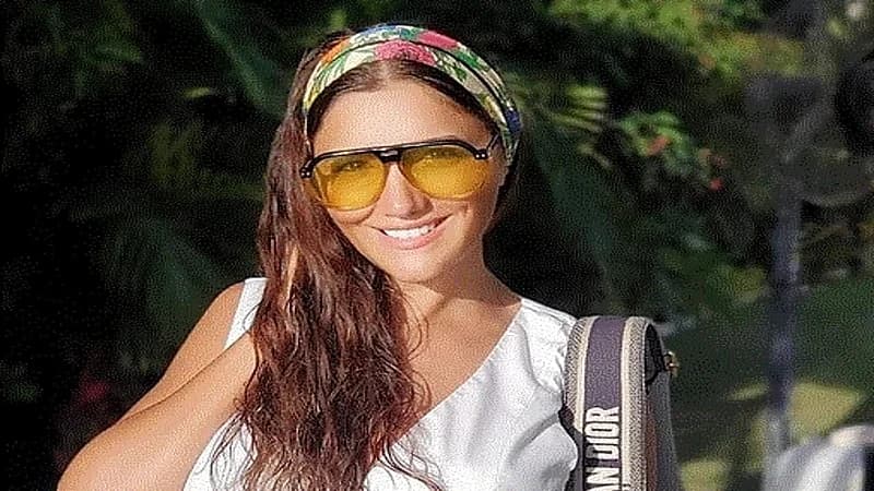 مي عمر تخطف الأنظار بإطلالة جريئة (صورة)