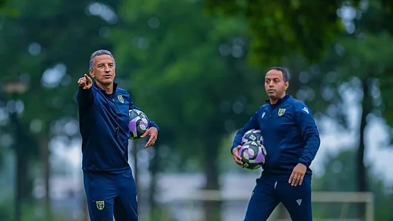 شاموسكا يغادر معسكر التعاون إثر وفاة والده