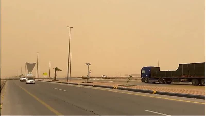 موجة غبار كثيفة تضرب رفحاء وحفر الباطن.. فيديو