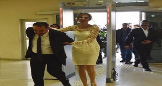 على غرار مهنتهما .. عروس تركية تقيد زوجها لعقد القران