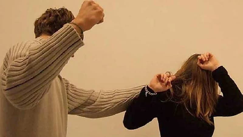 مدمن يطرد زوجته وأطفاله من المنزل لسبب لا يصدق