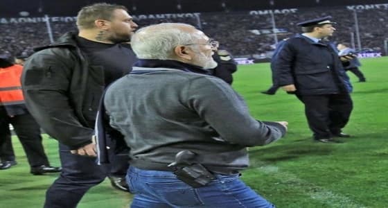 بالفيديو.. رئيس نادي يهدد حكم مباراة بسلاحه الناري