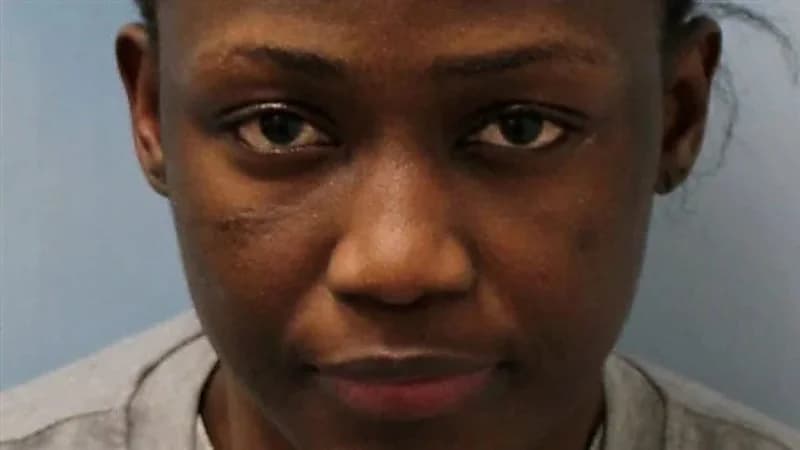 امرأة تسكب حمضا حارقا على زوجها أثناء نومه لسبب صادم