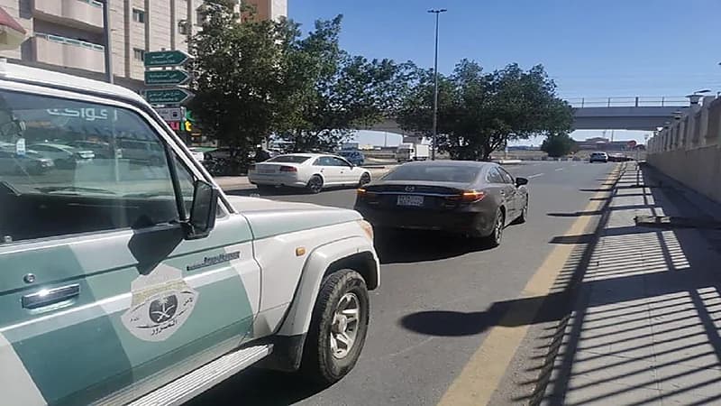 "المرور" يطيح بقائد مركبة تعمد إبعاد آخر عن المسار على طريق الميناء