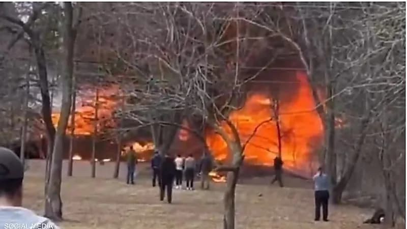 تحطم طائرة صغيرة بعد اصطدامها بمنزل ومصرع شخص واحد.. فيديو