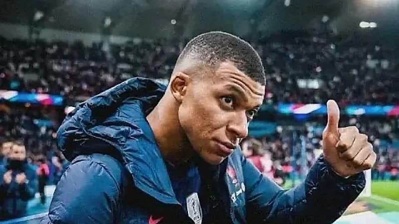 ممثلون باريس سان جيرمان يحثون مبابي للجلوس مع الهلال والتفاوض معه