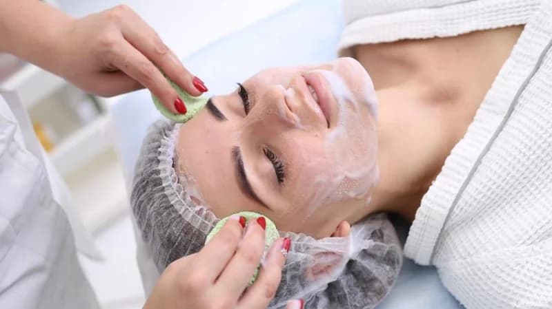 خطوات بسيطة لتنظيف البشرة قبل العيد