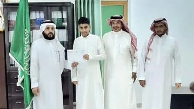 طالب ينقذ شخصا تعرض لحادث مروع في عسير