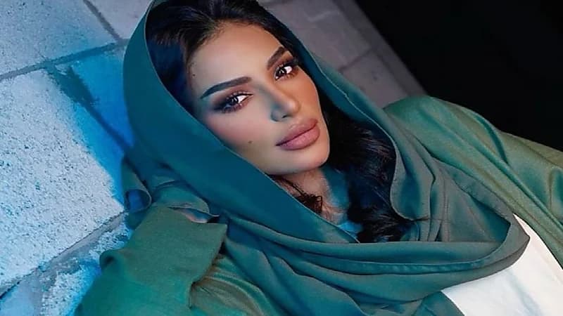 فاطمة الأنصاري تثير الجدل بظهورها بدون حجاب