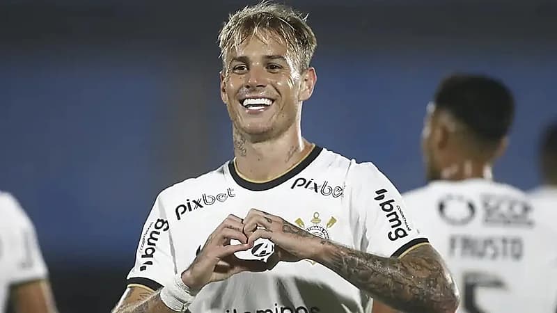 أسطورة المنتخب البرازيلي يشعل التنافس بين الهلال والنصر