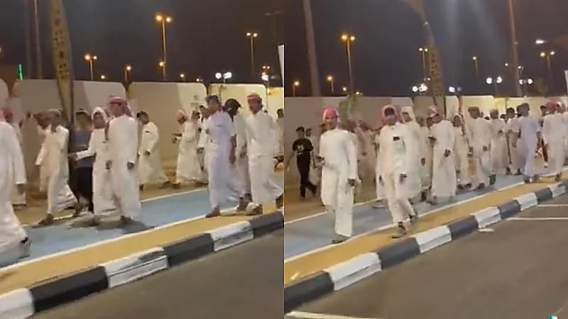 مجموعة شبان تسير في تجمع كبير لأداء صلاة الفجر في طبرجل .. فيديو