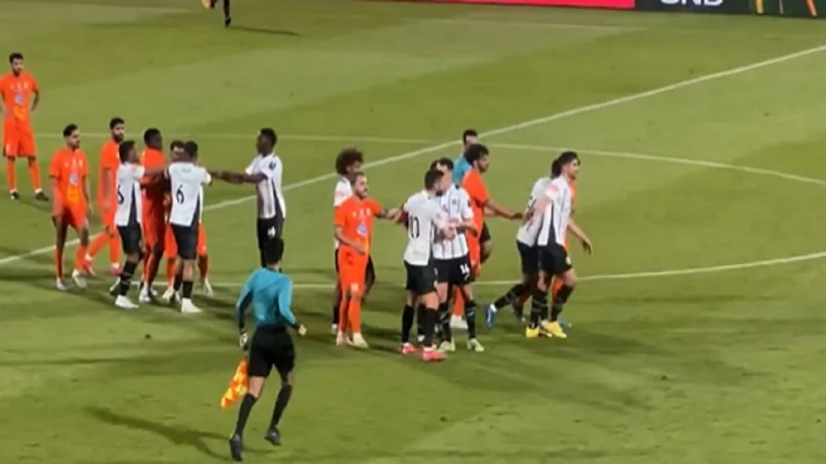 مشادة بين لاعبي الشباب والزلفي .. فيديو