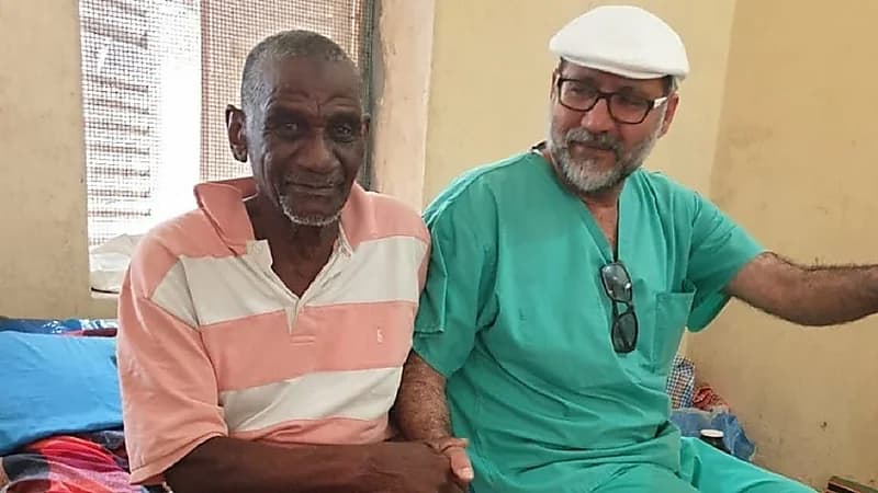 جراح يستخدم علاقة ملابس لإجراء عملية