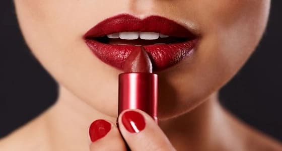 خطوات بسيطة لجعل " احمر الشفاه " يدوم طويلا
