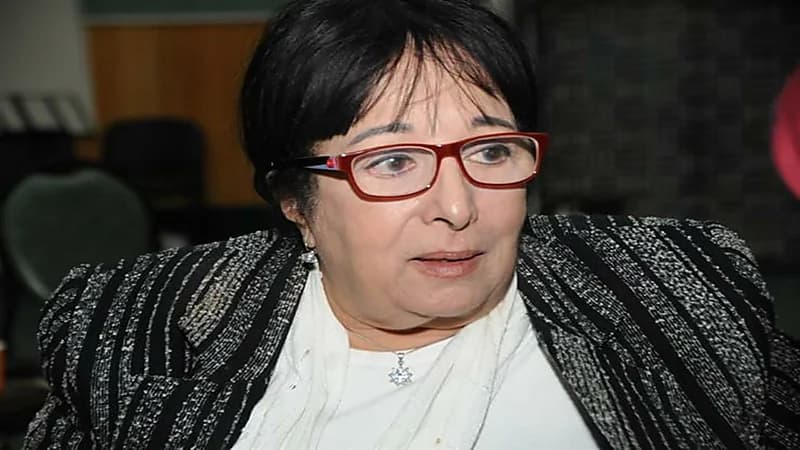 شاهد.. مذيع شاب يتسبب في موجة تندر واسعة بسبب الفنانة سميرة عبد العزيز