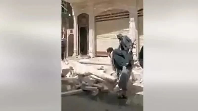 شاهد .. حوثيون يتعدون على عمارة وأحدهم : إذا جاء صاحب البيت اقتلوه