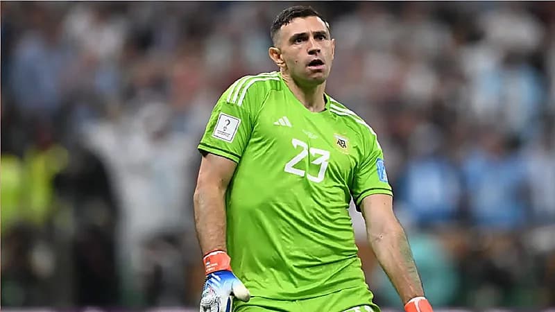 لاعب فرنسا: فيفا جامل "مارتينيز" أكبر وغد في العالم