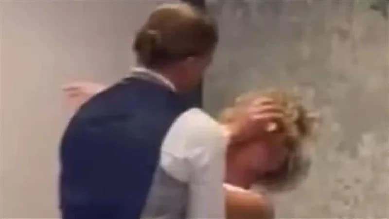 شاهد .. عريس يباغت عروسه ويلقيها بتورتة الزفاف في وجهها