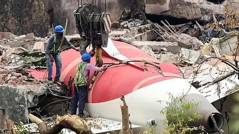 اتهام جديد: خلل تسرب المياه تسبب في كارثة الطائرة الهندية .. فيديو