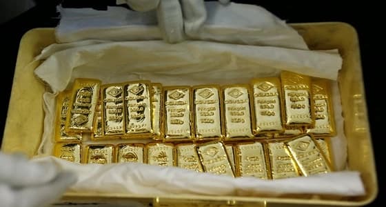 اسعار الذهب تتراجع مع استقرار مؤشر الدولار