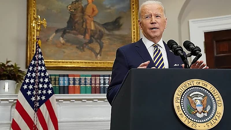 شاهد.. صحفي يحرج بايدن على الهواء