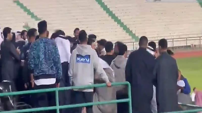 مشاجرة عنيفة في مباراة العربي والشباب الكويتي .. فيديو