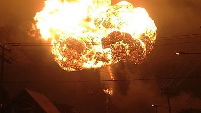 شاهد.. حريق ضخم يلتهم مصفاة نفط بإندونيسيا