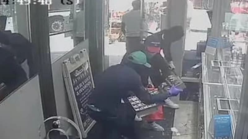 شاهد.. سطو مسلح على محل مجوهرات وسرقة مليوني دولار