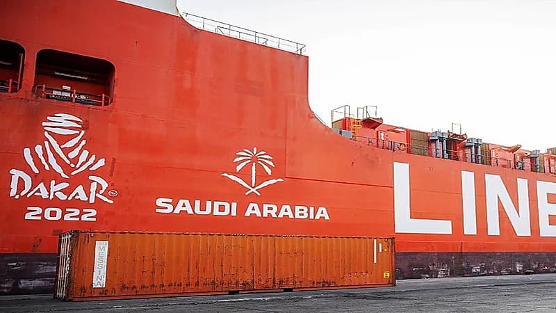 على متن سفينتين.. وصول مركبات رالي داكار السعودية إلى جدة