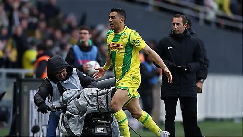 مصطفى محمد يحمل نجله احتفالا بهدفه في شباك ليل