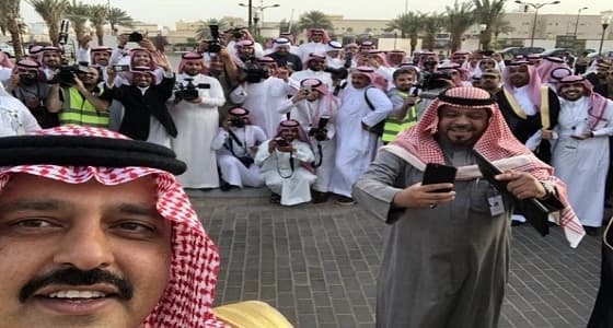 أمير حائل يلتقط " سيلفي " مع الإعلاميين بافتتاح مستشفى " الملك سلمان "