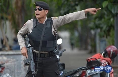 "إرهابي" يشهر سكينا علي قس بإحدى الكنائس الإندونيسية