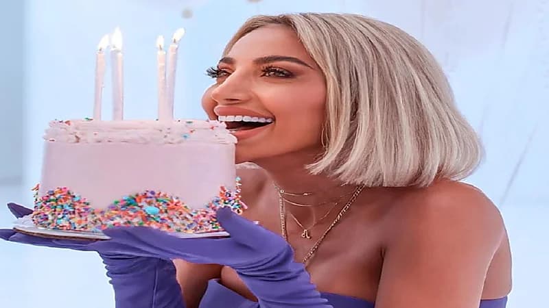 بفستان جريء.. مودل روز تحتفل بيوم ميلادها